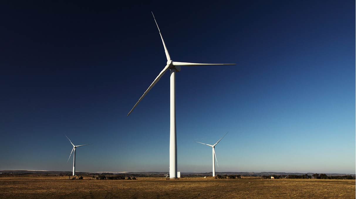 Likainen tie uusiutuvaan energiaan - tuulivoimaloita pellolla